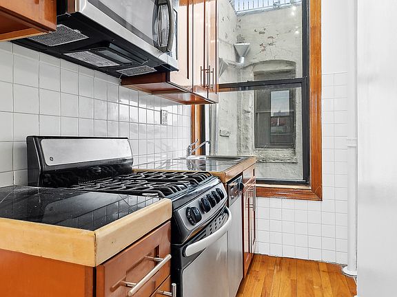 4th image of 326 E 11th St APT 15