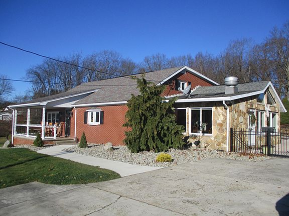 4th image of 214 Myrtle Ave