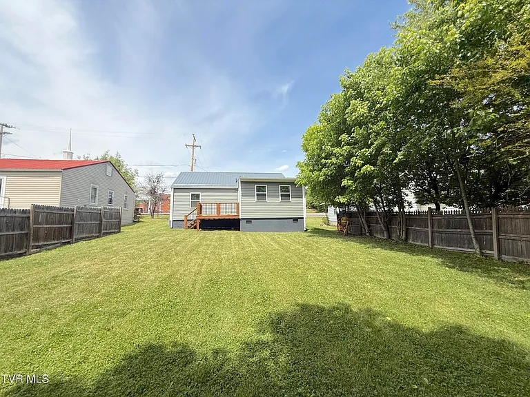 220 May Ave — Photo 3