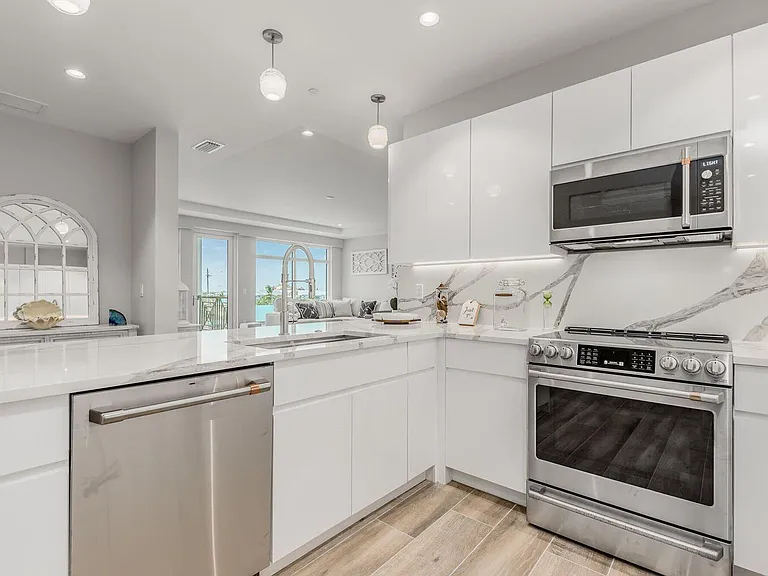 41 SW Seminole St #410 — Photo 12