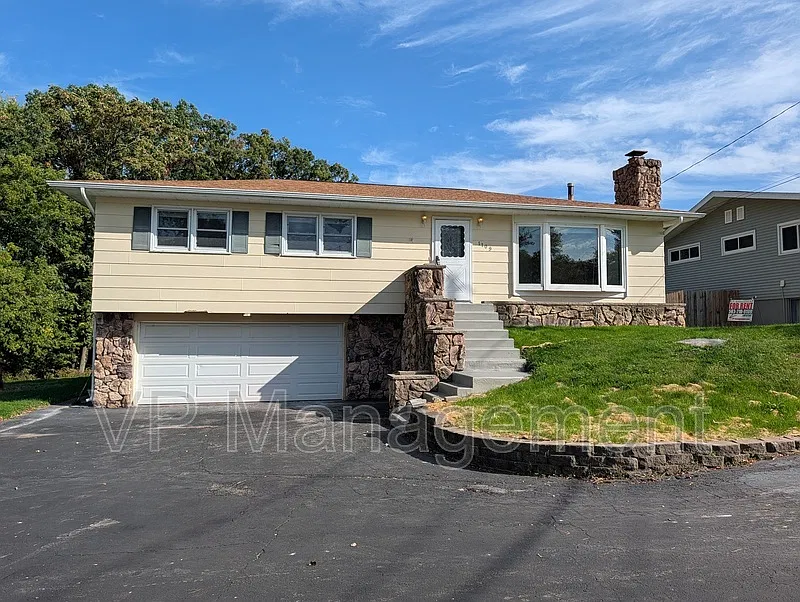 3 bed, 2.0 bath, 1665 sqft, $1,900 — Photo 1