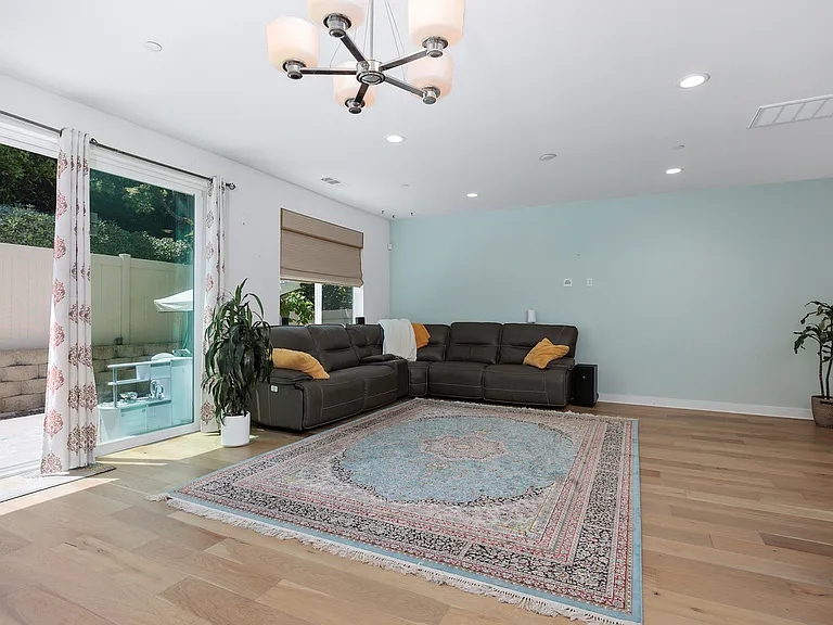 655 Manzanita Ln — Photo 5