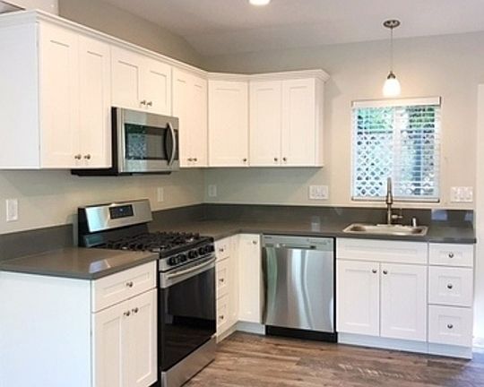 4th image of 390 E Altadena Dr