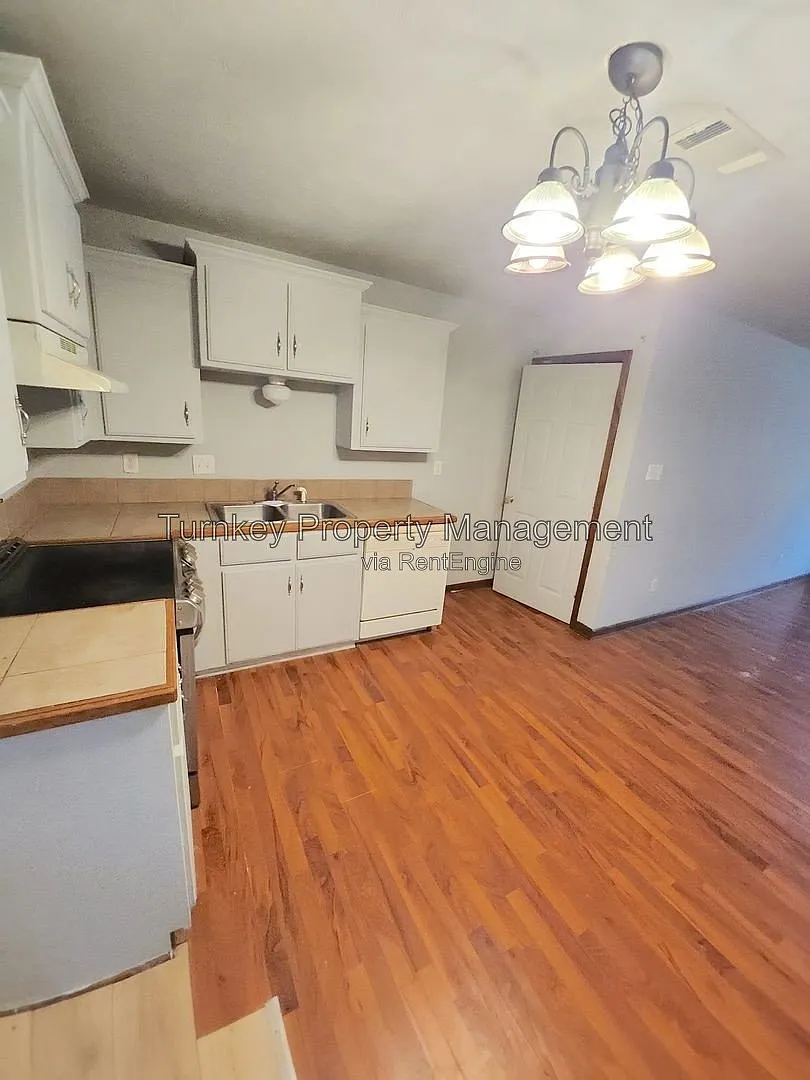 2 bed, 1.0 bath, 918 sqft, $750 — Photo 2