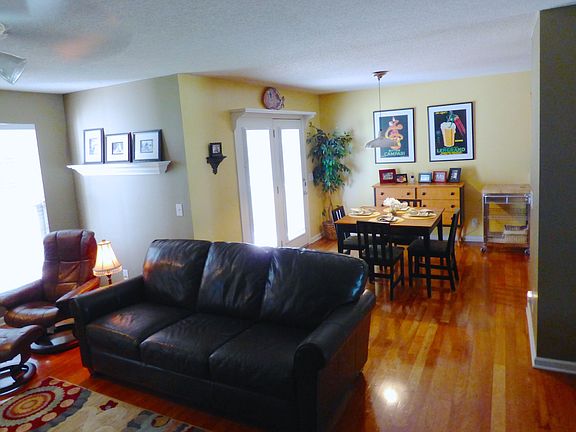 Living Room/Dining Area