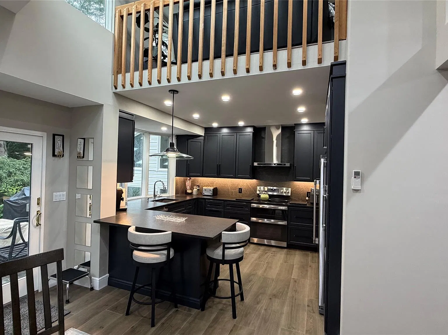 3 bed, 3.0 bath, 2400 sqft, $8,500 — Photo 4