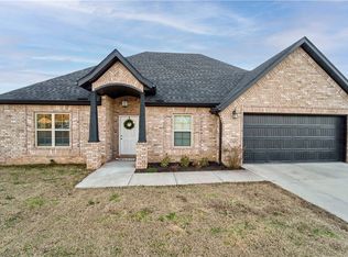 653 Loganberry Ln, Springdale, AR 72764