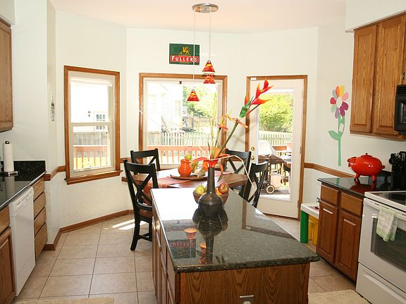 Gourmet Kitchen w/ Granite and New Appliances