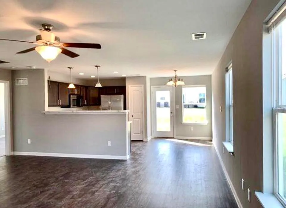 4 bed, 2.5 bath, 2100 sqft, $2,350 — Photo 2