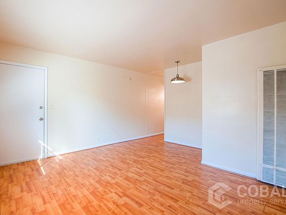 2nd image of 905 Greenwood Ave NE #8
