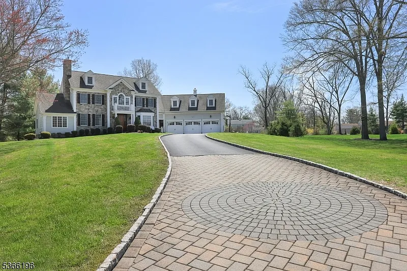 82 Queen Anne Dr photo 1