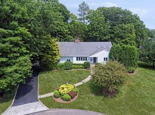 3 Hills Point Ln, Pt Chester, NY 10573