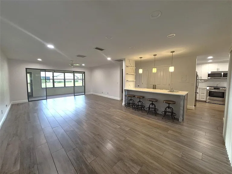 160 Joanne Pl — Photo 6
