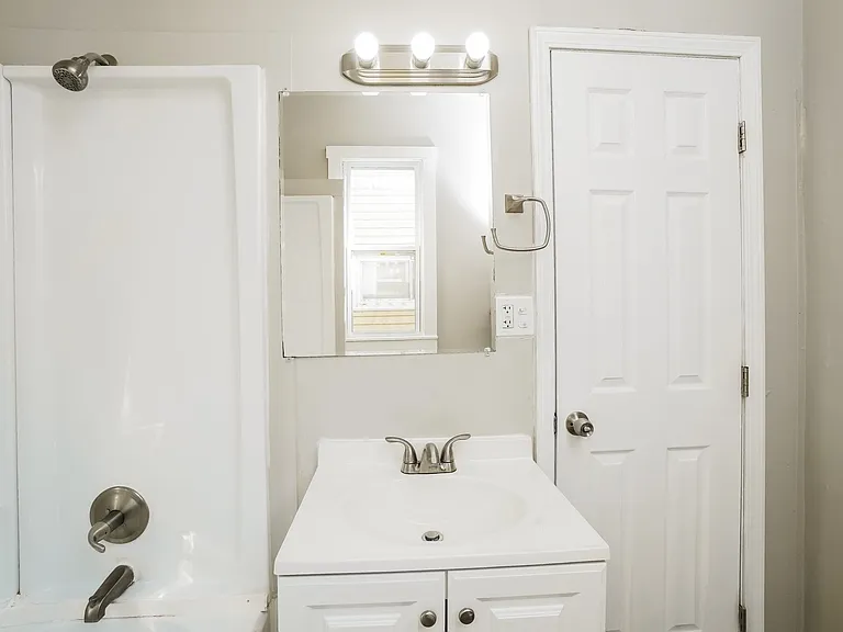 1375674_029_bathroom_13186803.jpg