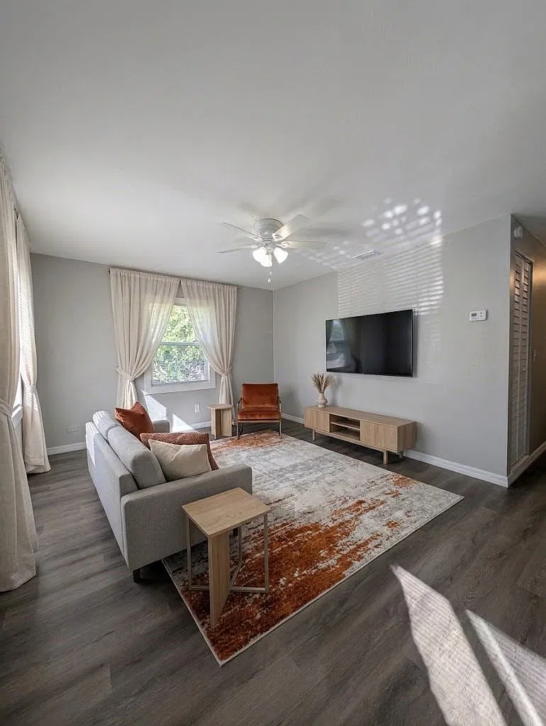 3 bed, 950 sqft, $1,795 — Photo 3