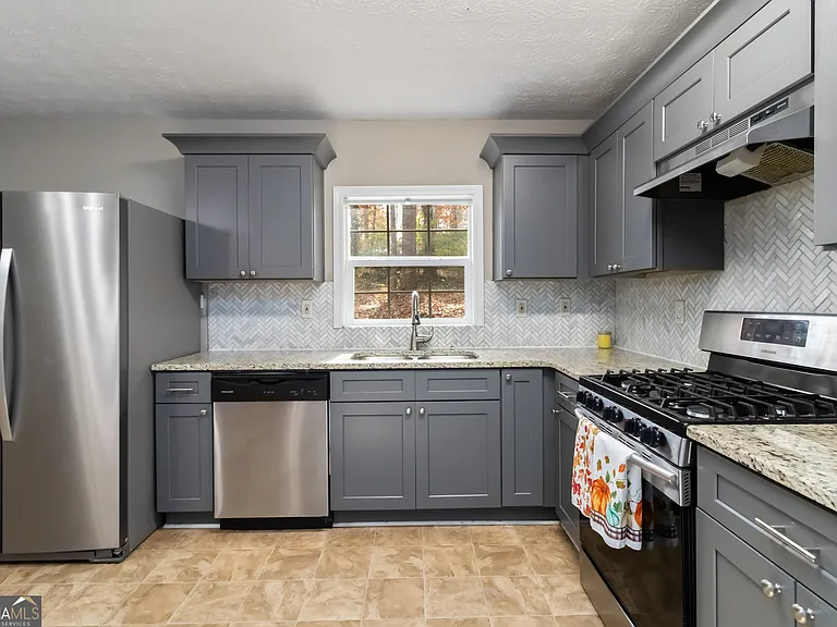 888 Chartley Dr — Photo 10