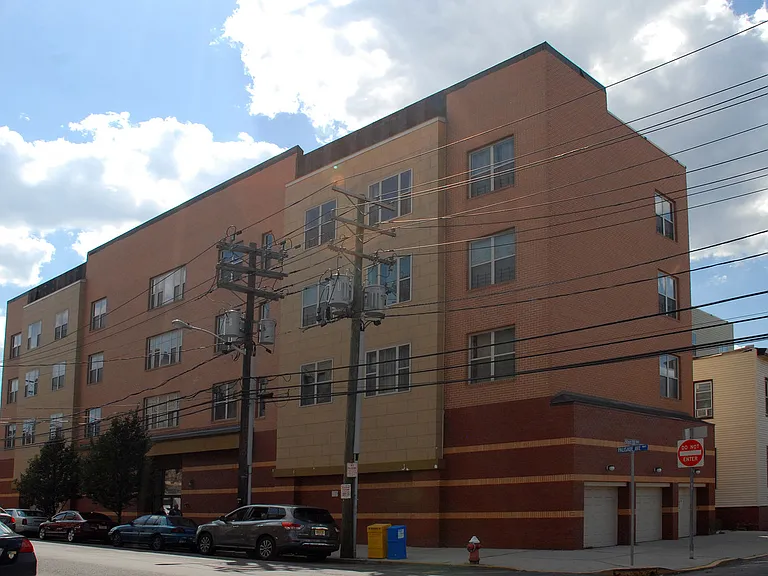 5005 Palisade Plaza — Photo 29
