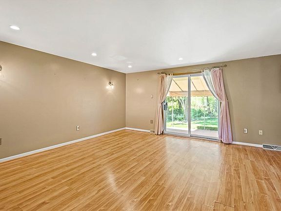 3rd image of 21 Hennig Dr