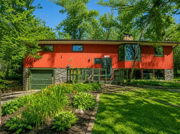 2512 Timber Dr, Cedar Falls, IA 50613
