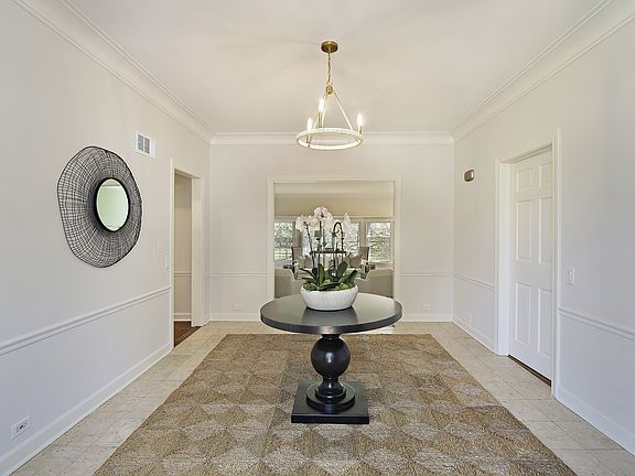3rd image of 33 Meadowview Dr
