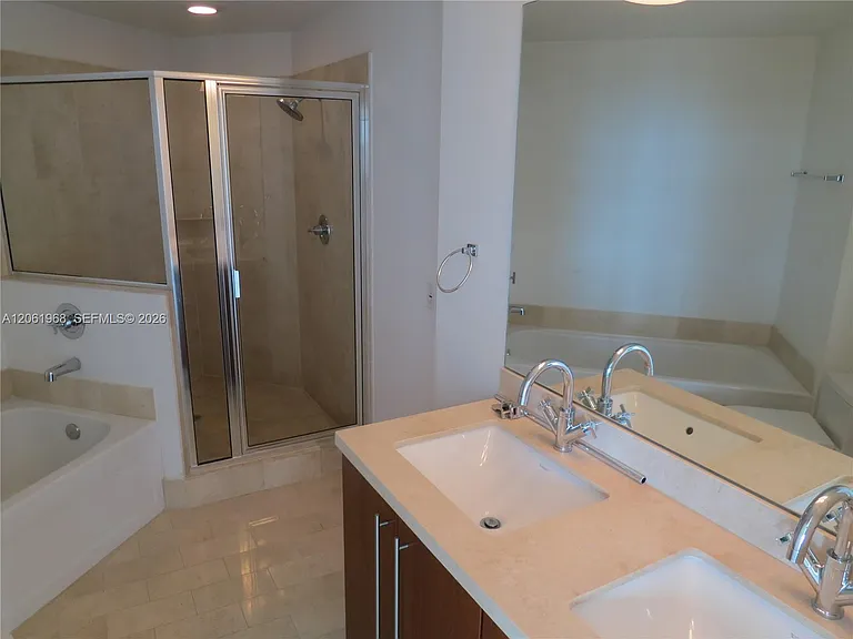 79 SW 12th St #UPH4001 — Photo 26