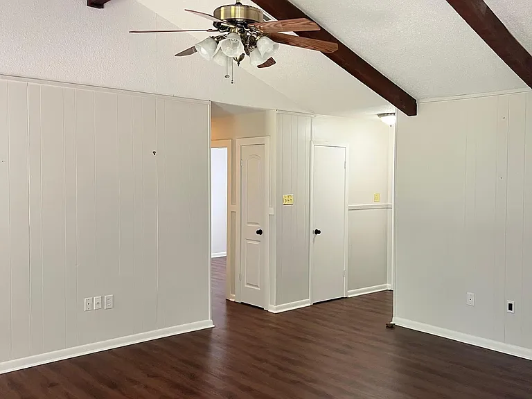 4 Hawthorne Dr — Photo 2
