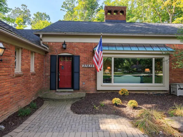 27639 Forestbrook Dr, Farmington Hills, MI 48334