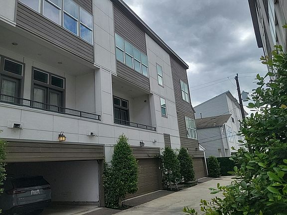 3rd image of 9620 Riddlewood Ln