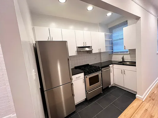 Rented by Salon Realty Corp | media 16