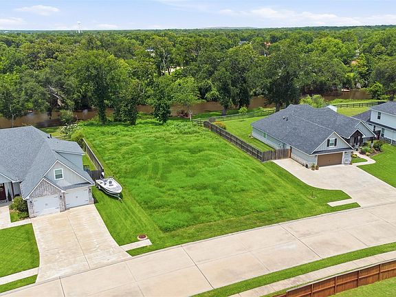 2nd image of 208 Creekside Ln