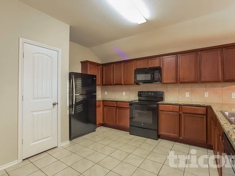 2511 Glen Hollow Dr — Photo 9