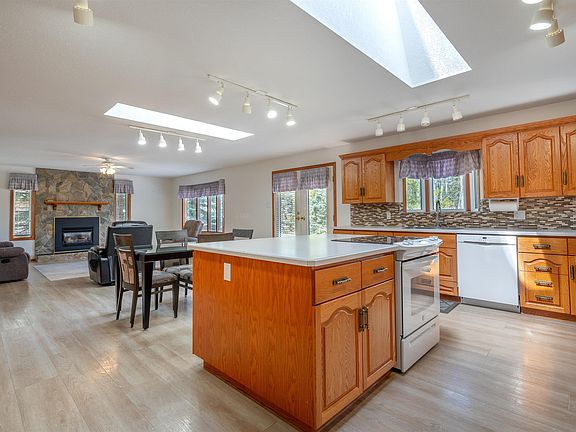 2nd image of 294 Grandview Bch