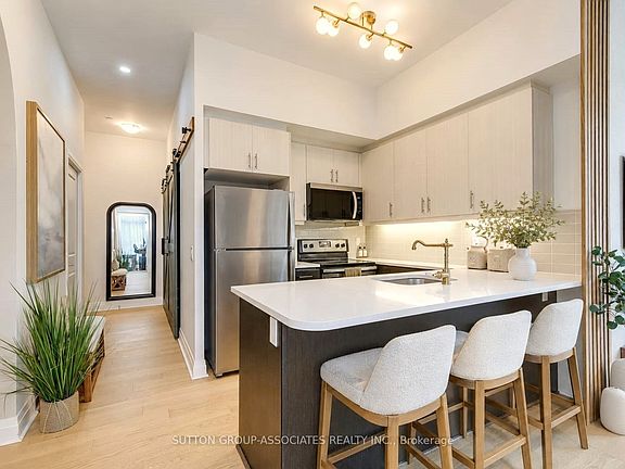 4th image of 15 Zorra St #104