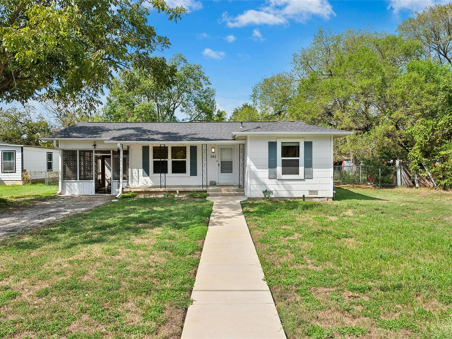 3 bed, 1.0 bath, 1230 sqft, $2,000 — Photo 2