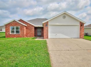 808 Almond St SW, Gravette, AR 72736