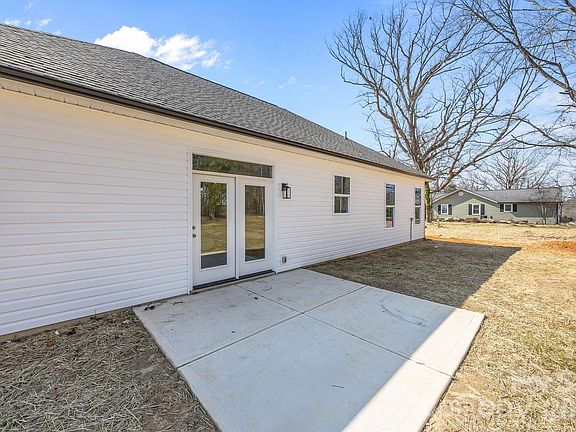 4th image of 2105 Fowler St