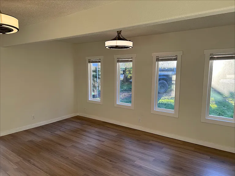 1491 Russell Ave SE — Photo 3