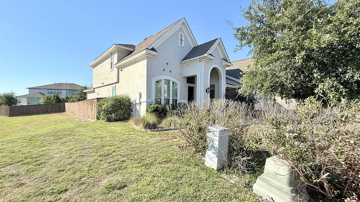 5 bed, 4.5 bath, 4049 sqft, $4,900 — Photo 4