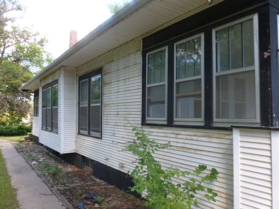 3rd image of 1711 W 2nd St