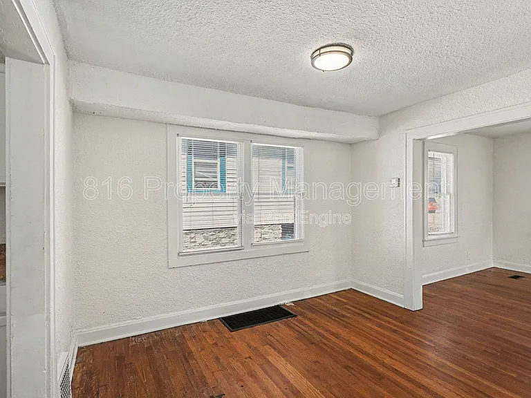 3315 E 52nd St — Photo 5
