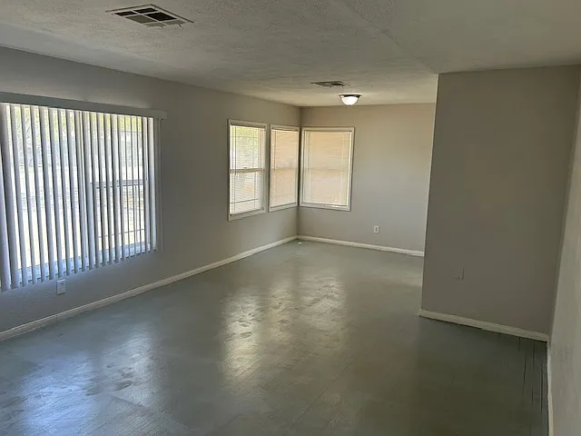 4 bed, 1408 sqft, $1,950 — Photo 2