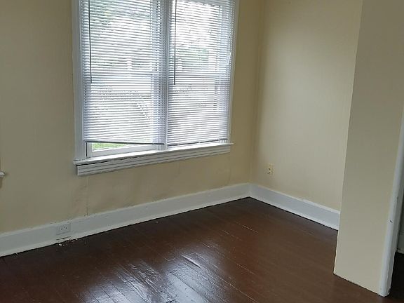3rd image of 206 E John St