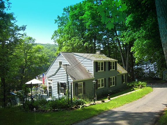 Kitchen entrance with the cutting garden