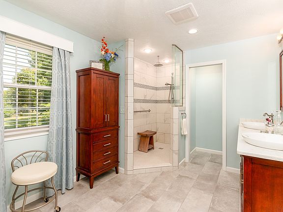 Beautiful Master Spa En-suite This is a HUGE BONUS Feature in the almost new updated bath.  Plus there are two Master Walk-in closets!!