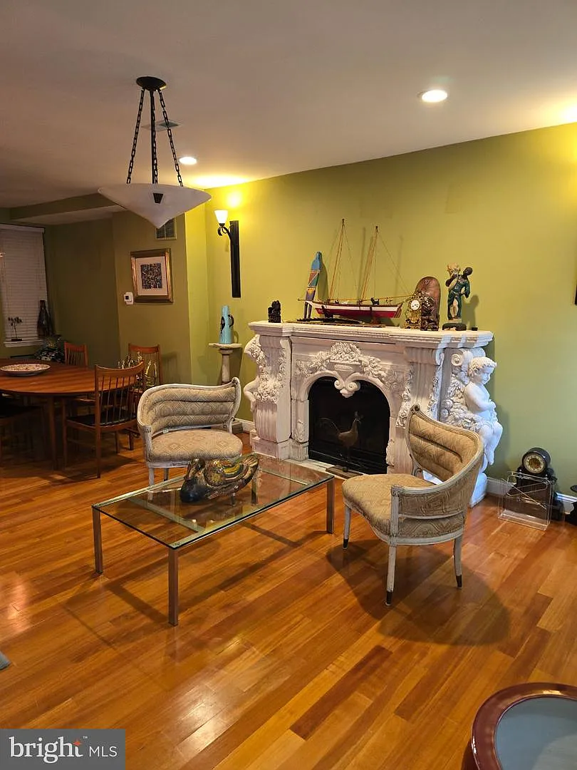 3 bed, 3.5 bath, 3734 sqft, $3,500 — Photo 2