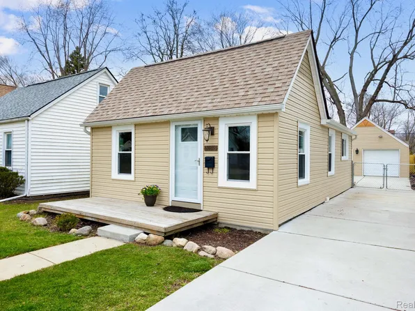 20919 Hollywood St, Harper Woods, MI 48225