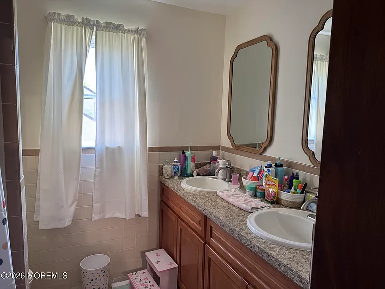 425 Main St — Photo 16