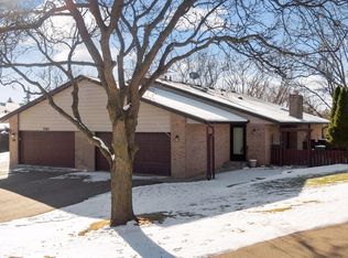 7061 Robinwood Trl, Woodbury, MN 55125
