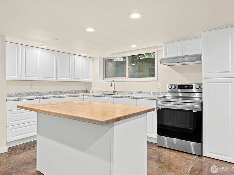 501 N Oak St — Photo 4