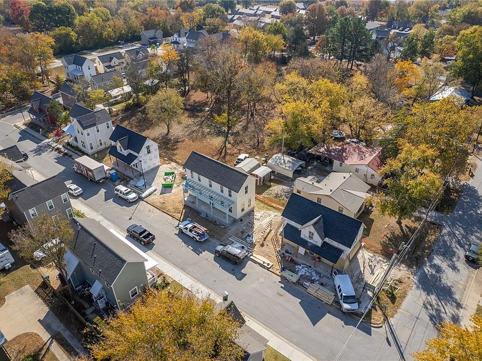 2nd image of 211 E 10th St